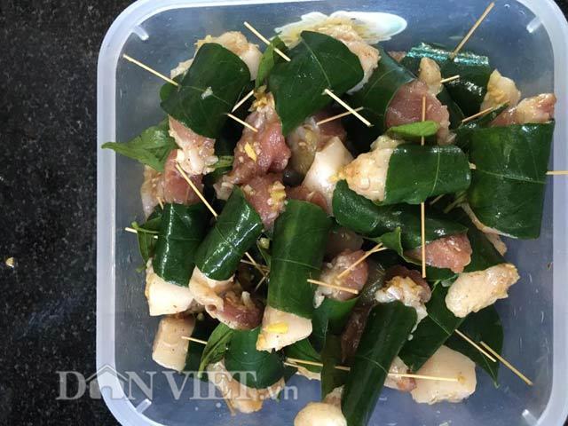 Lạ miệng với món thịt ba chỉ cuộn lá mắc mật chiên giòn