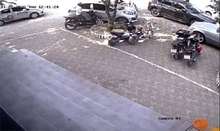 Clip bẻ khóa trộm xe SH và tẩu thoát trong chưa đầy 15 giây ở Hà Nội