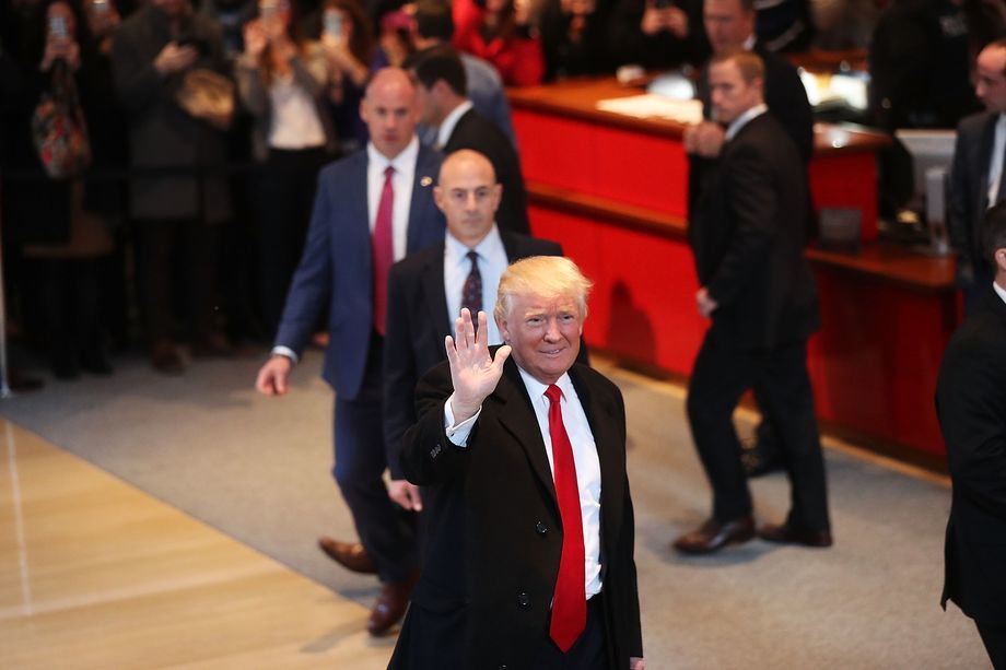 Donald Trump điện cho CEO Apple muốn chuyển sản xuất iPhone về Mỹ