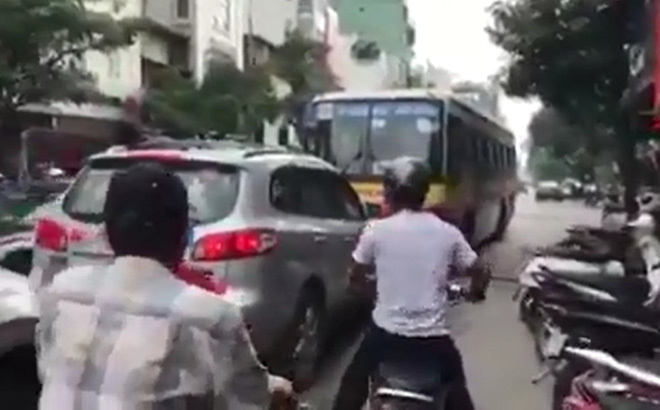 Xe buýt chạy lấn làn bị tài xế ô tô