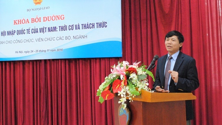 Thứ trưởng Bộ Ngoại giao đứng lớp về hội nhập quốc tế