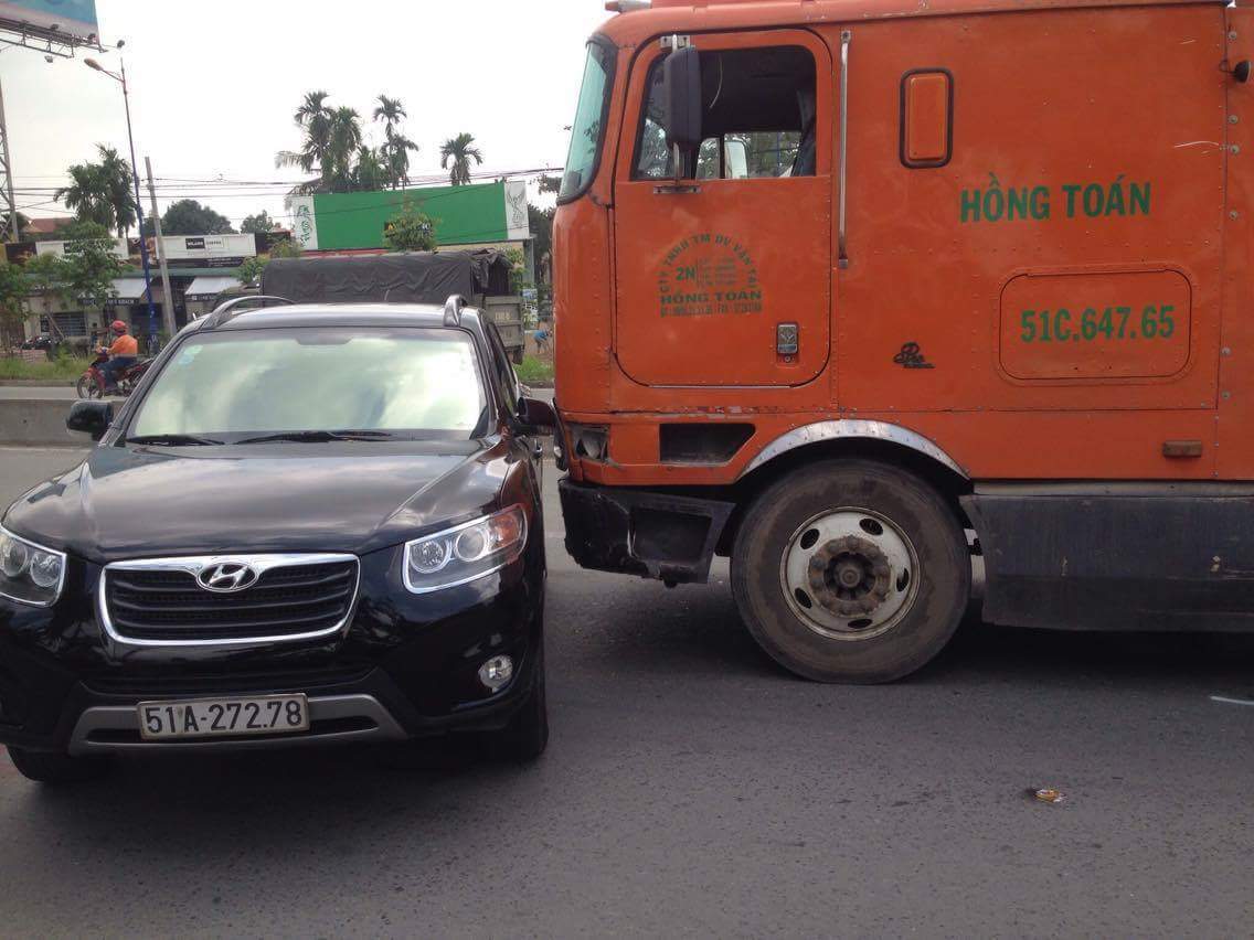 Nữ tài xế khóc thét trong “xế hộp” bị xe container kéo lê