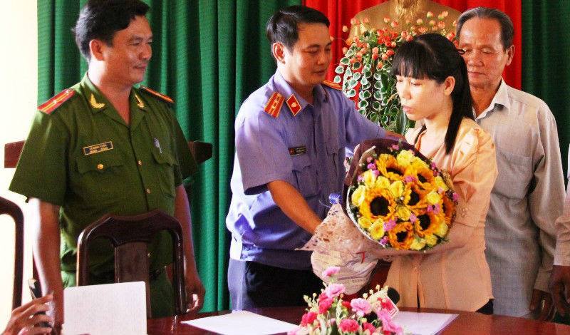 Cách chức Phó trưởng CA huyện bắt người chống “cát tặc”