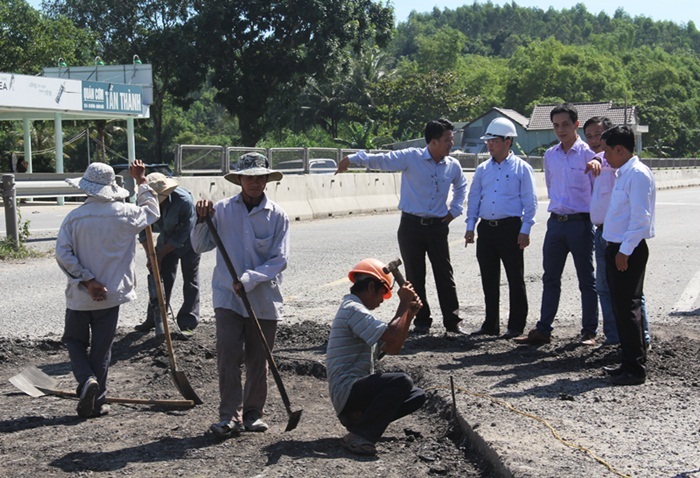 Đường 2.700 tỷ nứt, vá: Giám đốc sở 'tung chiêu'