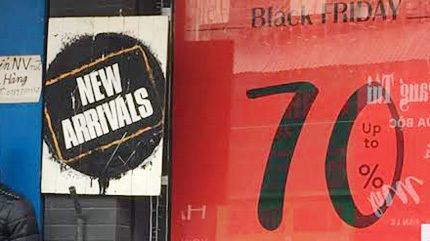 'Bão' Black Friday: Giảm 70% giăng khắp vỉa hè kéo khách