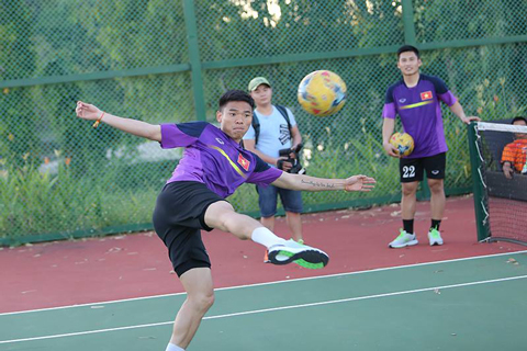 Tuyển thủ Việt Nam “thách đấu” nhau trên sân tennis