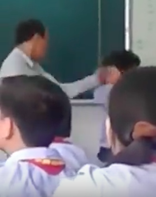 Thầy giáo đánh vào mặt học sinh trong lớp