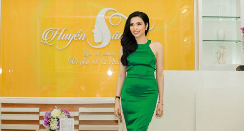 MC Huyền Sâm duyên dáng ‘đọ sắc’ với Diva Hồng Nhung