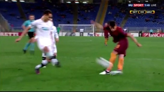 Siêu phẩm rabona thành bàn cực đỉnh của sao Roma