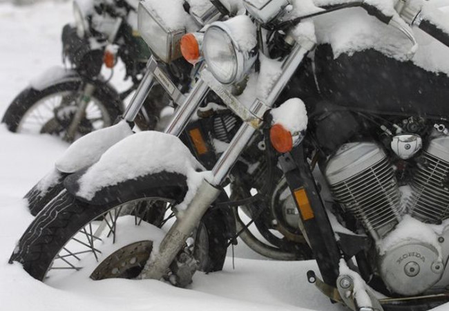 Vì sao xe máy khó khởi động khi trời lạnh?