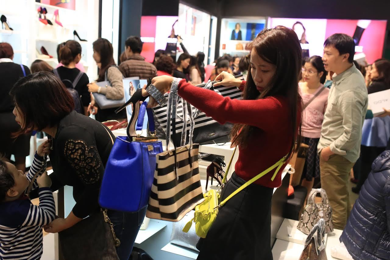 'Điên cuồng' Black Friday: Giật mình cháy túi, lo đẩy hàng trả nợ