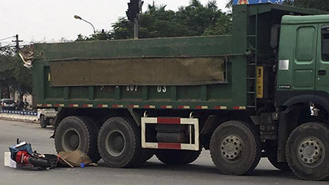 Hà Nội: Bị xe tải cán qua, 2 nữ sinh chết thảm