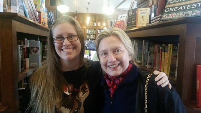 Sau thất bại tranh cử, bà Hillary đi mua sách thư giãn