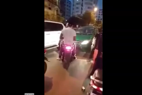 Taxi lấn làn giờ cao điểm bị 2 thanh niên chặn đầu dằn mặt