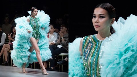 Thanh Hằng sắc lạnh khoe chân dài miên man khi làm vedette