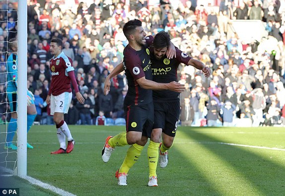Aguero rực sáng đưa Man City vượt