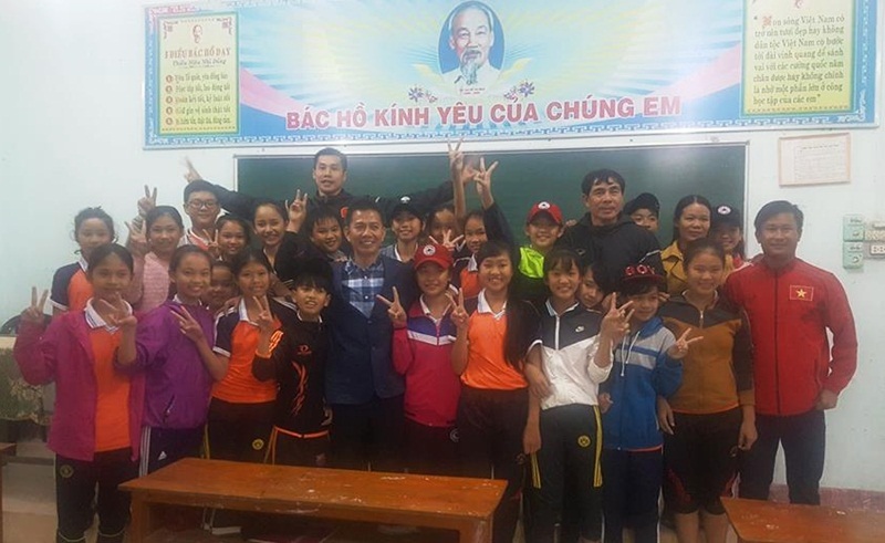 HLV Hoàng Anh Tuấn cùng U19 Việt Nam thăm rốn lũ Quảng Bình