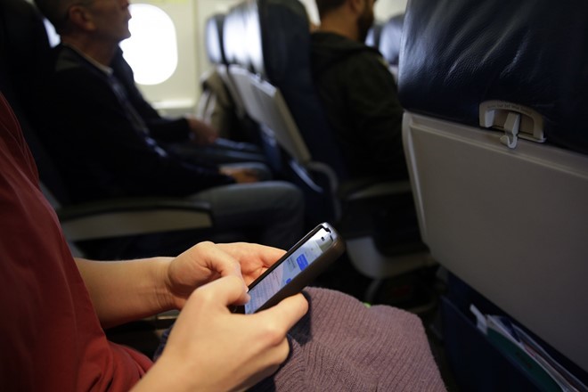 Điều gì xảy ra khi khách không tắt điện thoại trên máy bay?