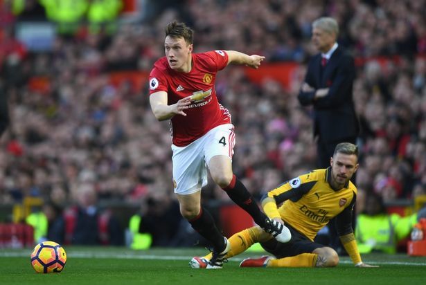 Mourinho lo sợ điều tồi tệ nhất đến với Phil Jones