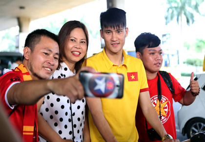 Vào bán kết, tuyển Việt Nam được chào đón như người hùng