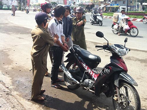 Đôi trai gái bẻ khóa hàng loạt xe máy trong tích tắc