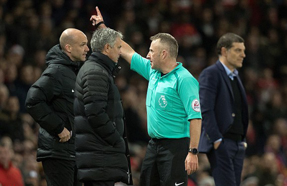 Đá bay chai nước, Mourinho bị đuổi lên khán đài