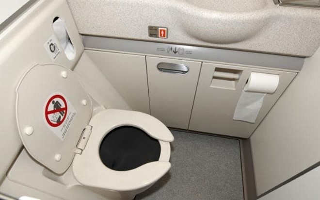 Điều gì xảy ra khi bạn giật nước trong WC máy bay?