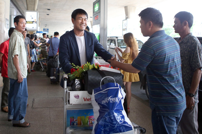 Về nước, tuyển Việt Nam tập nhẹ đợi đá bán kết