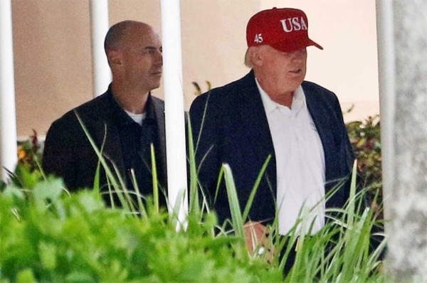 Vì sao Trump đổi kiểu mũ mới?