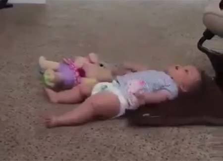 Dễ thương như bé tập gập bụng