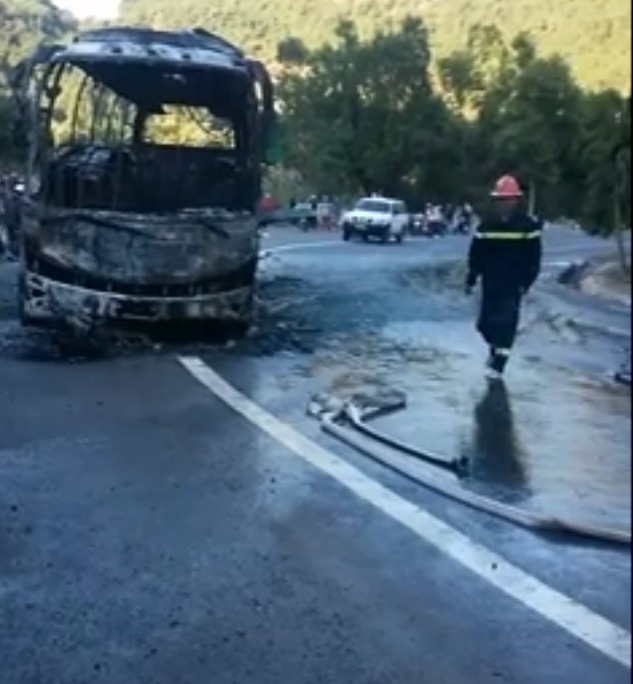 Xe khách đâm xe máy rồi bốc cháy, người Hàn Quốc tử vong
