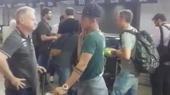 Hình ảnh vui nhộn của các cầu thủ Brazil trước chuyến bay định mệnh