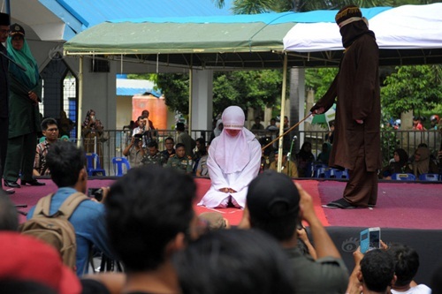 Ngoại tình, cô gái lãnh đủ 100 roi đau đớn trước đám đông