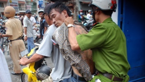 Hai tên trộm đâm chém loạn xạ người vây bắt