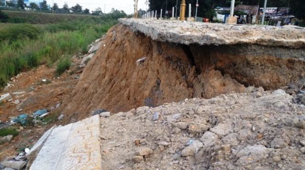 Bờ kè ĐHQG TP.HCM nứt toác dù mới đưa vào sử dụng