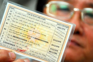 Buộc người dân đổi giấy phép lái xe còn thời hạn là "không có cơ sở pháp lý"