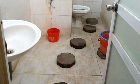 Hà Nội: Bịt mũi, lót gạch đi vệ sinh ở bệnh viện