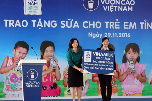 Vinamilk tặng trẻ em nghèo Vĩnh Long 130.000 ly sữa