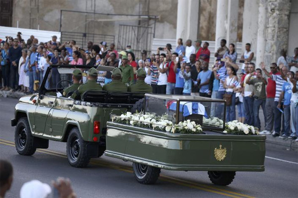 Hình ảnh xe chở tro cốt lãnh tụ Fidel Castro về nơi an nghỉ