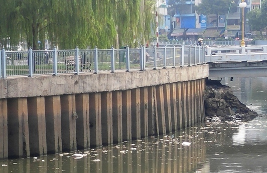Rác thải, xác cá lại nổi đầy trên kênh Nhiêu Lộc