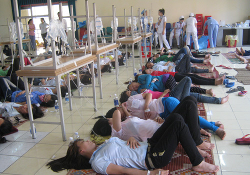 Trăm công nhân nhập viện nghi ngộ độc khi ăn bún