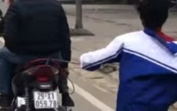 Cách phạt con trốn học chơi game gây tranh cãi: Trói và bắt con chạy bộ theo xe