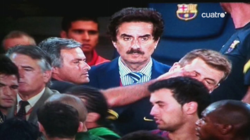 Siêu kinh điển: Đầu lợn cho Figo và Mourinho móc mắt Tito