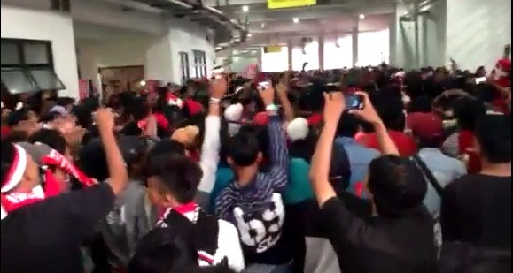 Clip CĐV Indo điên cuồng nhảy múa cổ vũ trước trận