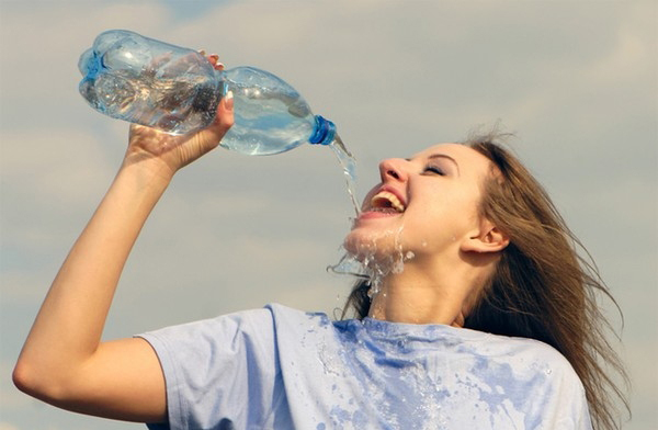 Uống quá nhiều nước cũng nguy hiểm đến tính mạng