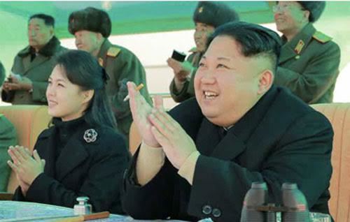 Kim Jong Un cùng vợ xem thi đấu không chiến