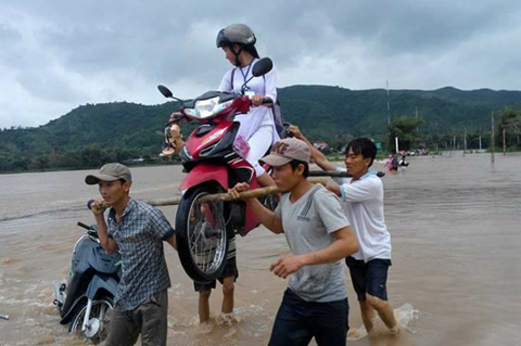 4 thanh niên ‘vác kiệu’ nữ sinh cùng xe máy vượt lũ