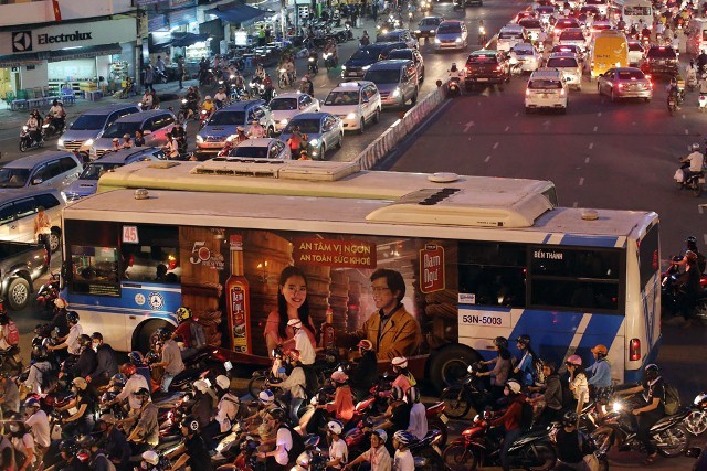 TPHCM: Thêm 2.000 xe buýt được cho quảng cáo bên ngoài