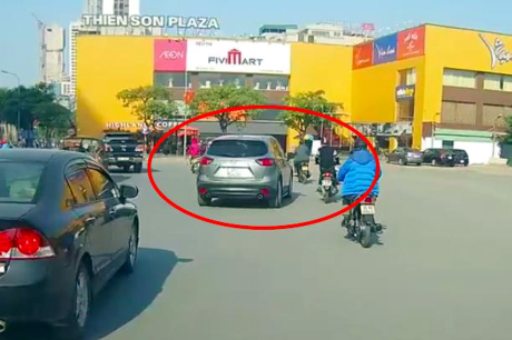 Công an ráo riết điều tra xe Mazda 30A-544.56 cố tình đâm gục xe máy trên phố Hà Nội