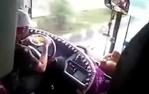 Đình chỉ tài xế vừa lái xe khách vừa bê tô mì ăn